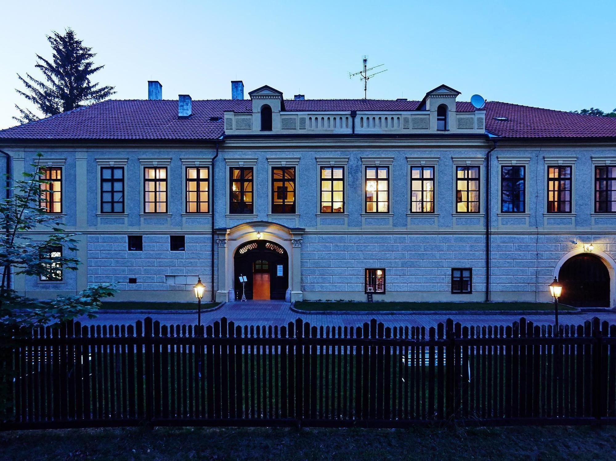 Chateau Hostacov Hotel Bagian luar foto